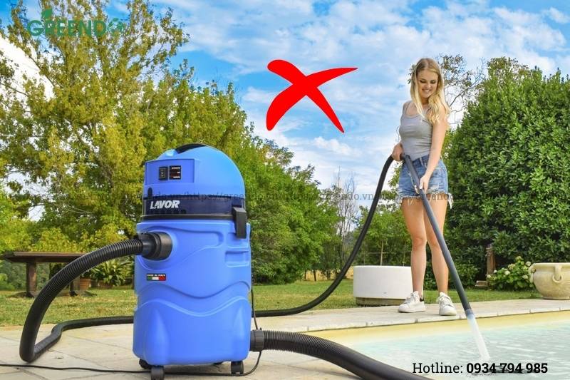 Không sử dụng thiết bị hút bụi ở khu vực ẩm ướt