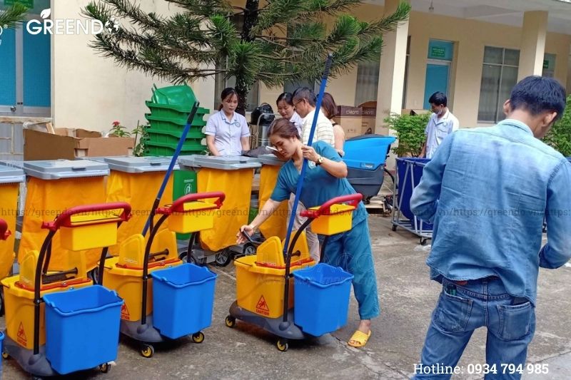 Hình ảnh thực tế của xe đẩy dọn vệ sinh-2