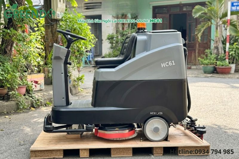 Máy chà sàn HiClean HC61 ngồi lái